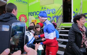 Francis se prête à la séance des autographes