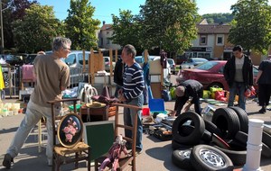 Moustache et le vide grenier d'Epinal